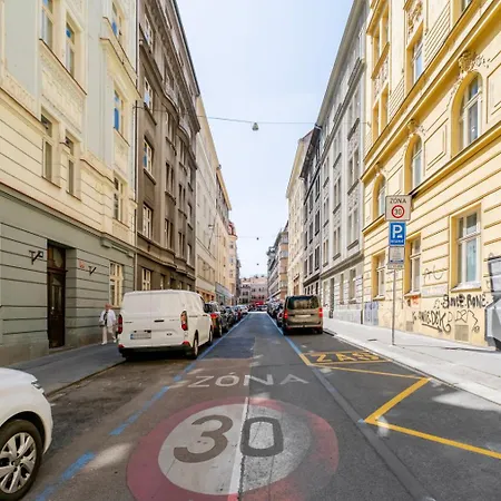 Blueground Letna Furnished Foodie Area Prg-49 Appartement Praag
